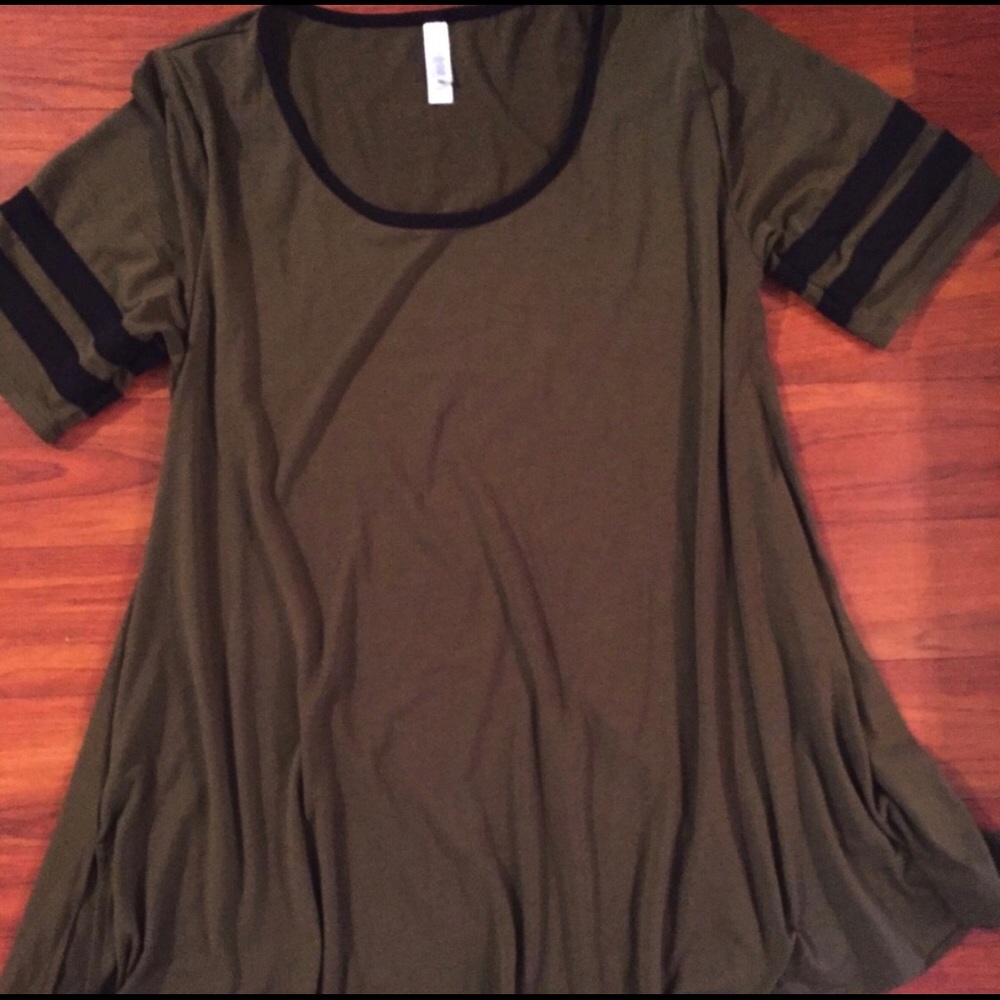 Lularoe large perfect tee.